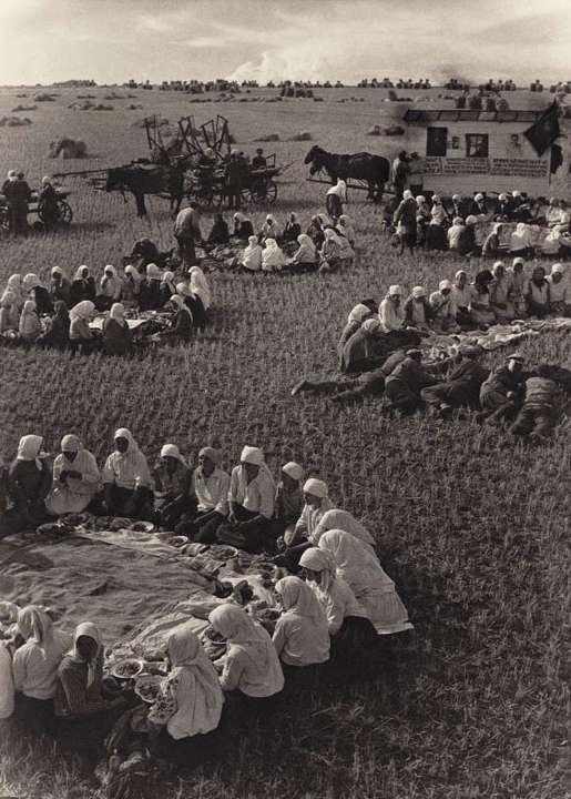 Постановочное фото обеда украинцев в поле 1934 года.