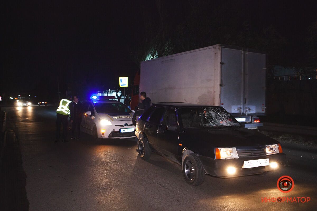 У Дніпрі авто збило жінку на пішохідному переході. Фото з місця ДТП