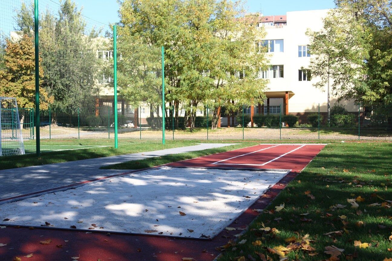 В Днепре на жилом массиве Тополь появилась современная минифутбольная площадка