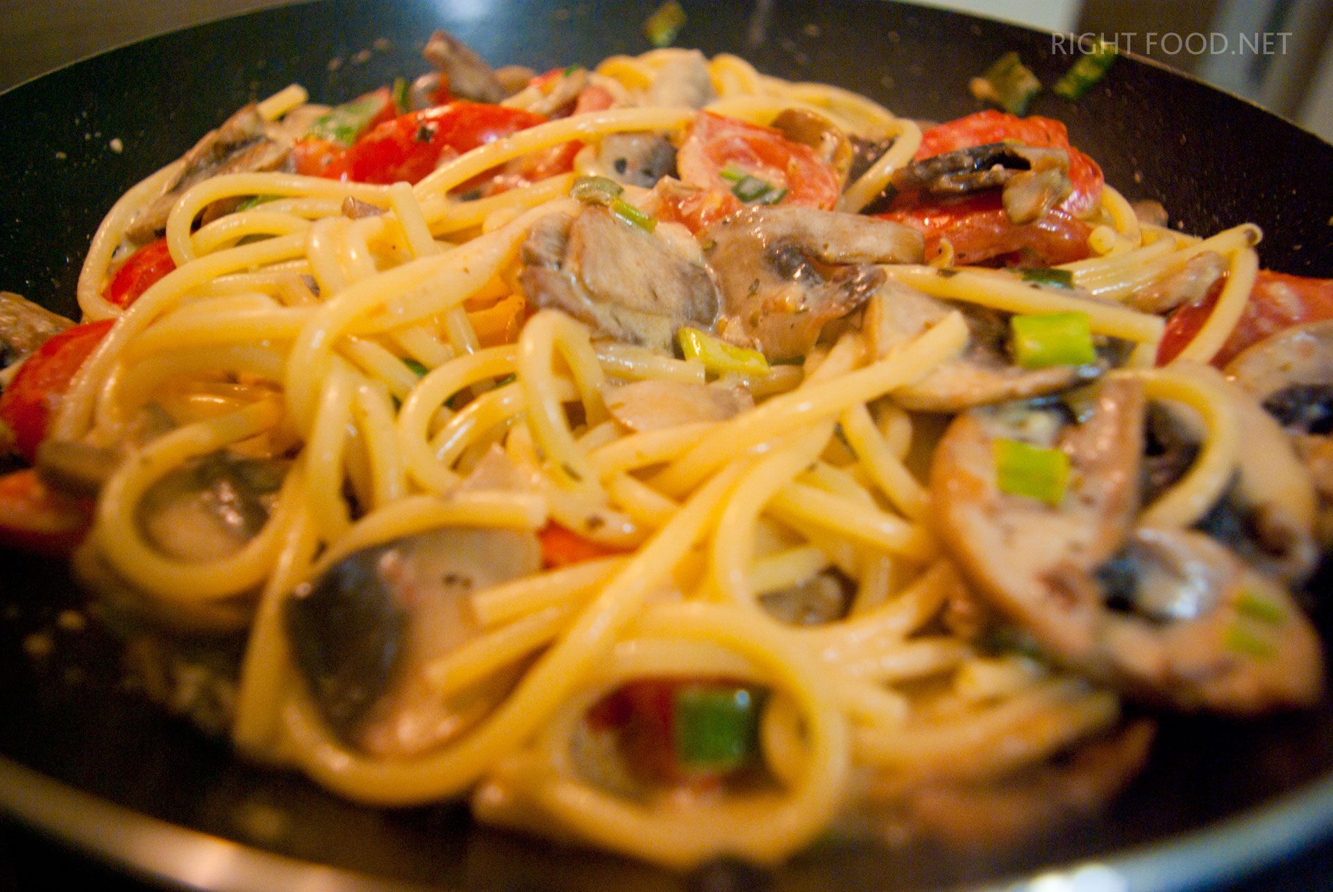 Спагетти с грибами и шпинатом подают, посыпав тертым сыром и кольцами красного перца чили