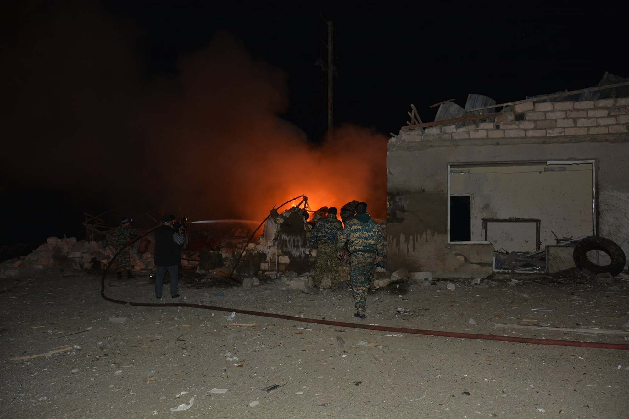 Как заявили в Карабахе, огонь вспыхнул в результате попадания ракеты