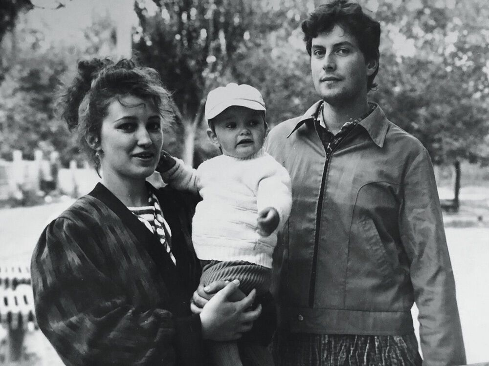 Ксенія Мішина з батьками на архівному фото.