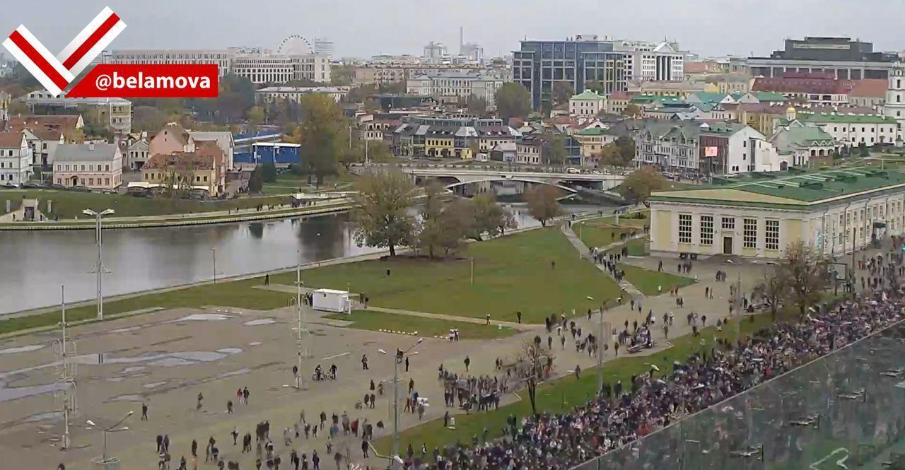 В Минске колонна людей движется к стеле