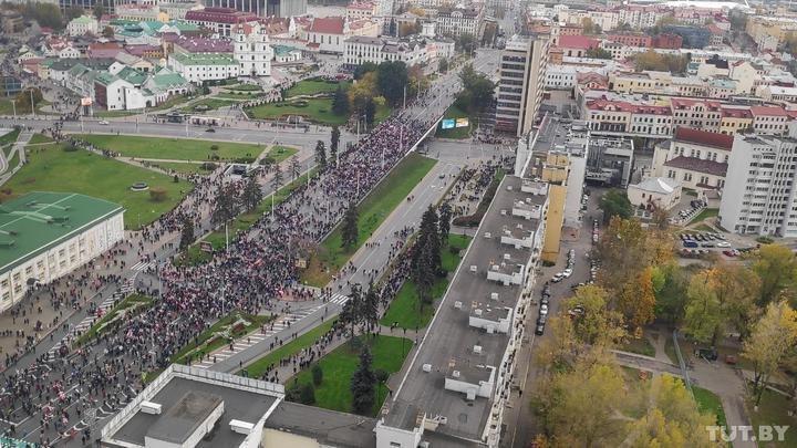 Ко Дворцу спорта в Минске подходит огромная колонна людей