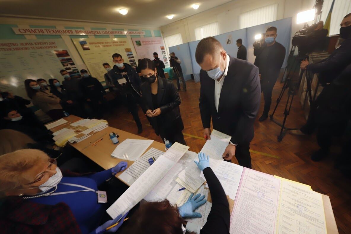 Борис Филатов проголосовал на местных выборах