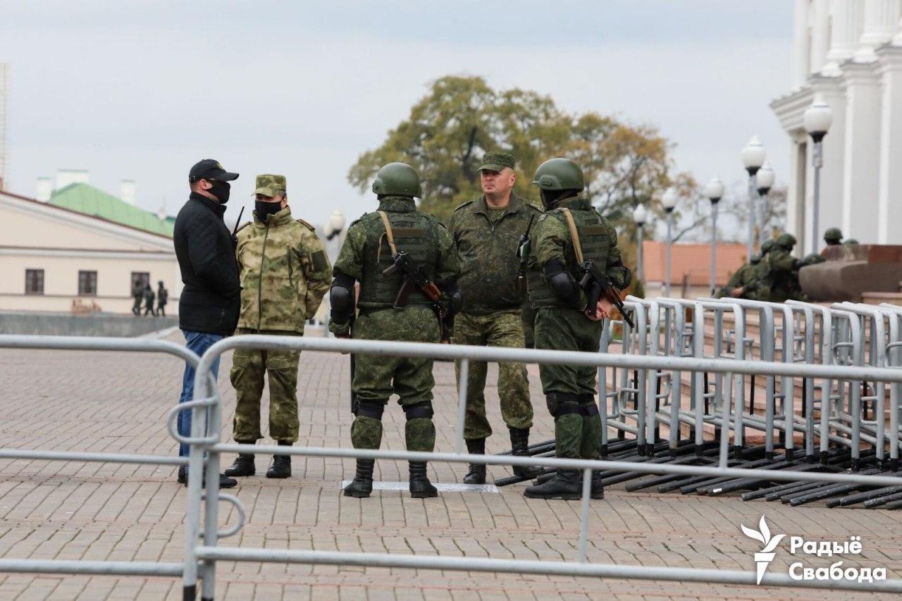 В центре Минска заметили вооруженных боевиков и ОМОН