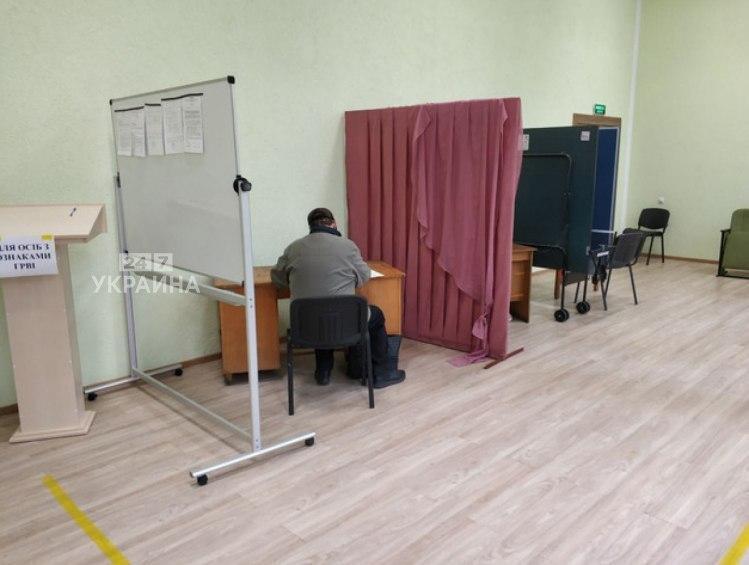 Кабинки для голосования в Житомире