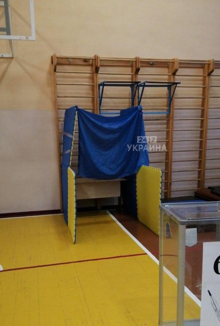Кабінки для голосування в Житомирі