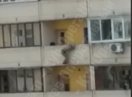 Женщина пыталась выпрыгнуть из окна