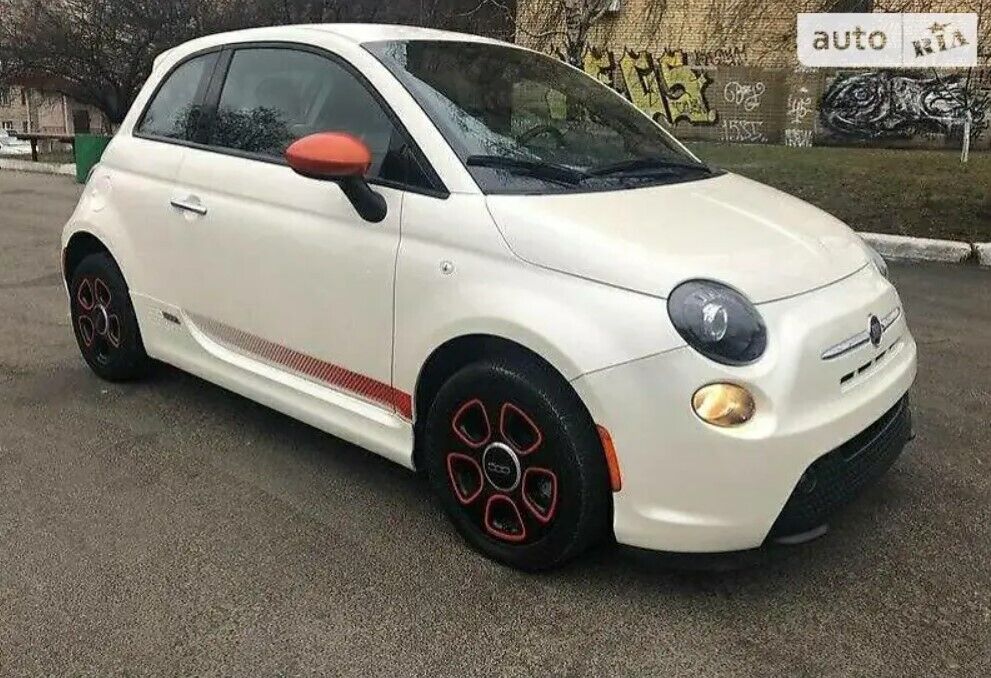 Fiat 500e за $8000