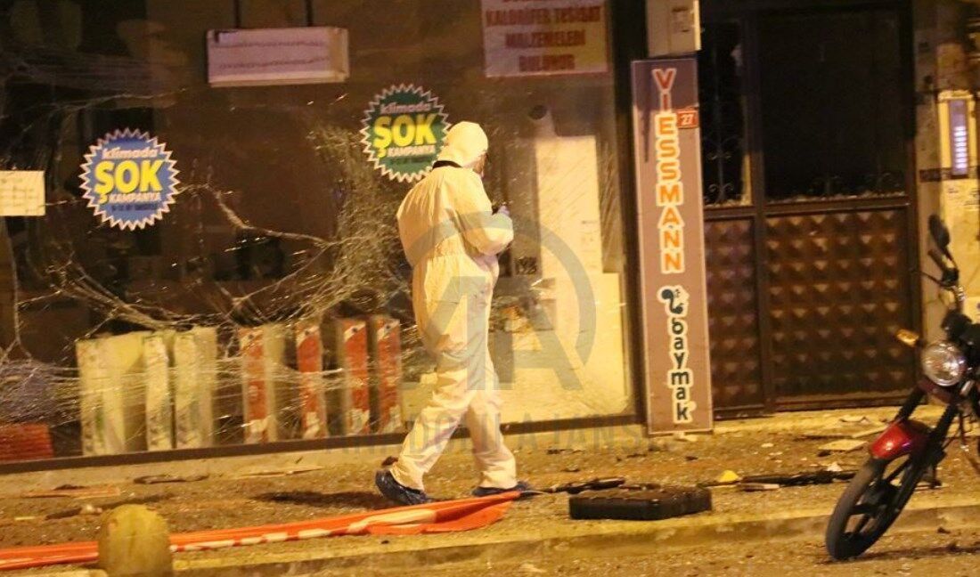 Правоохранители осматривают место взрыва в Искендеруне.