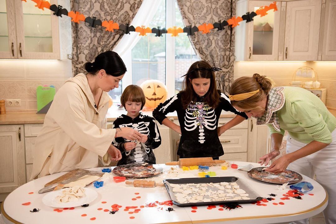 Анастасия Приходько показала, как вместе с детьми готовится к Хэллоуину