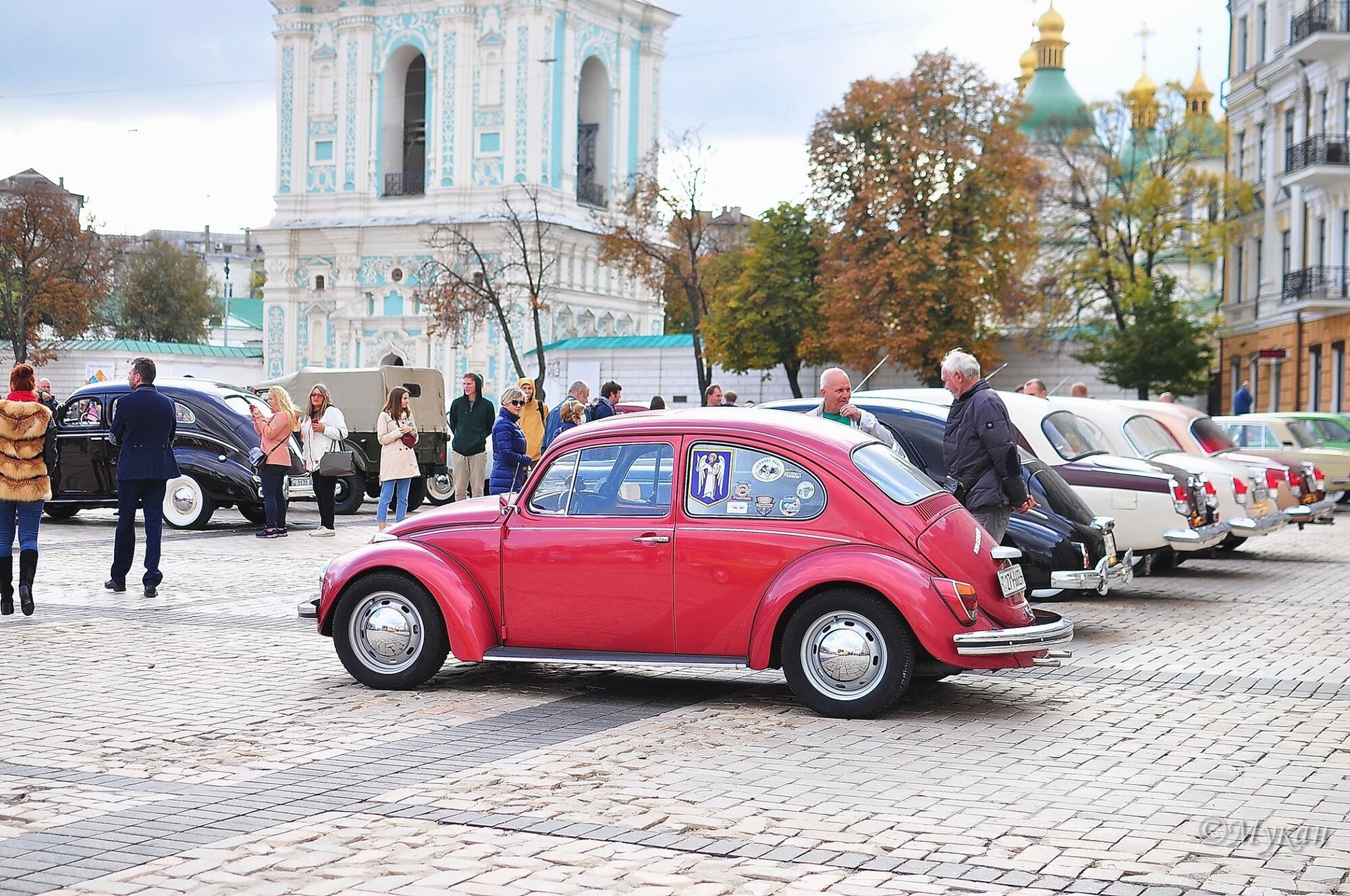 VW Beetle і інші учасники свята.