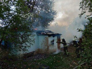 На Дніпропетровщині жінка загинула під час пожежі у власному будинку. Фото з місця НП