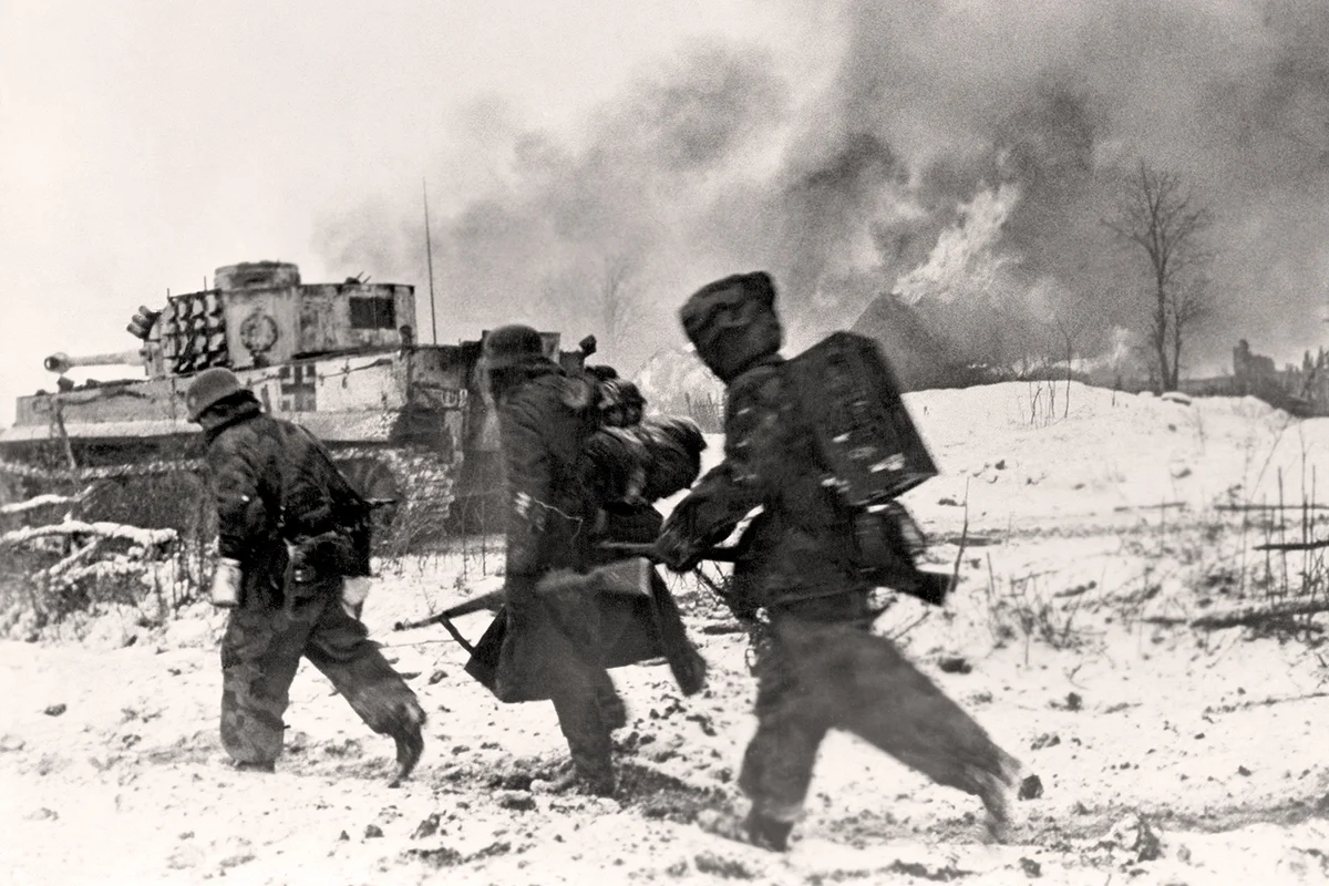Солдаты Гитлера бегут за танком "Тигр" во время боя. Украина, зима 1943-1944 годов