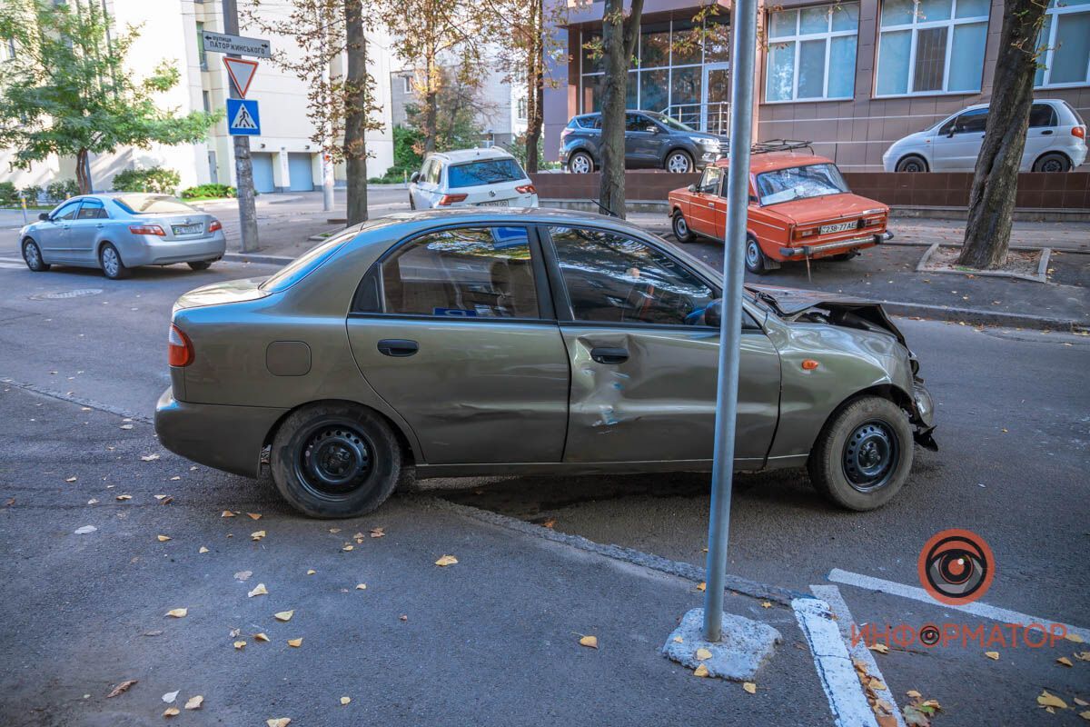 В Днепре из-за столкновения легковушек пострадали два человека. Фото с места аварии