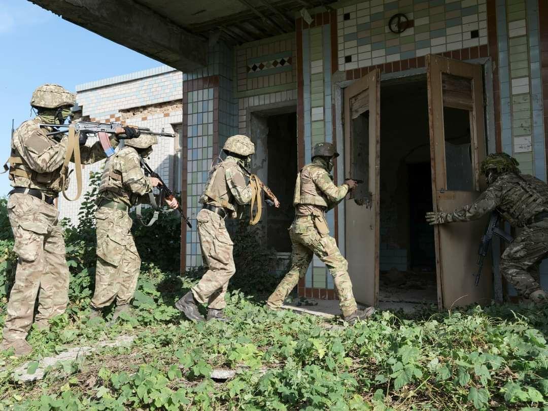 Тренировка спецназа ВСУ происходила в приближенных к боевым условиях.