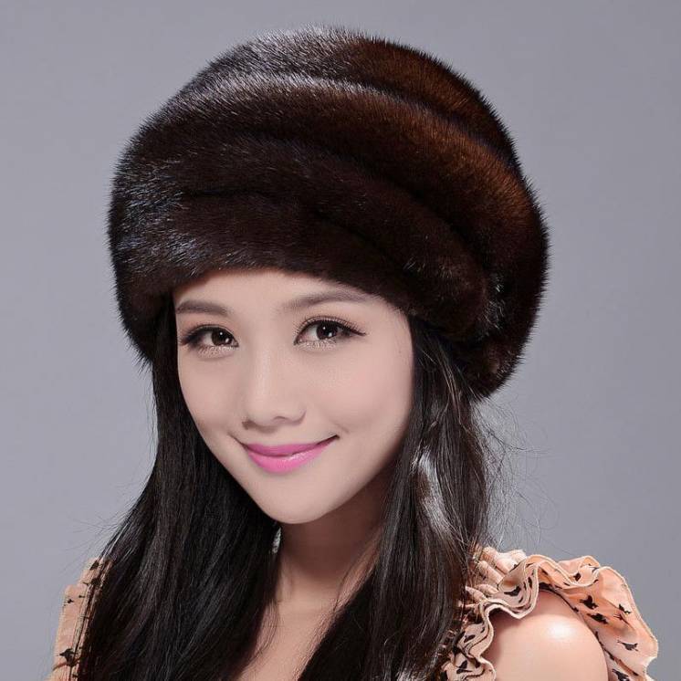 Хутряній шапці місце на поличці у шафі