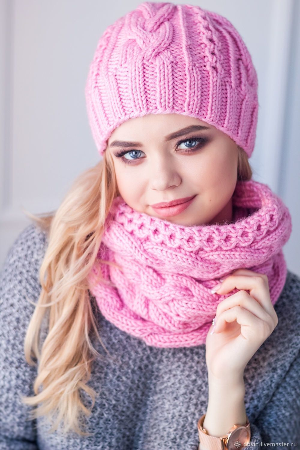 Комплекти в'язаних шапок з шарфами вже не актуальні