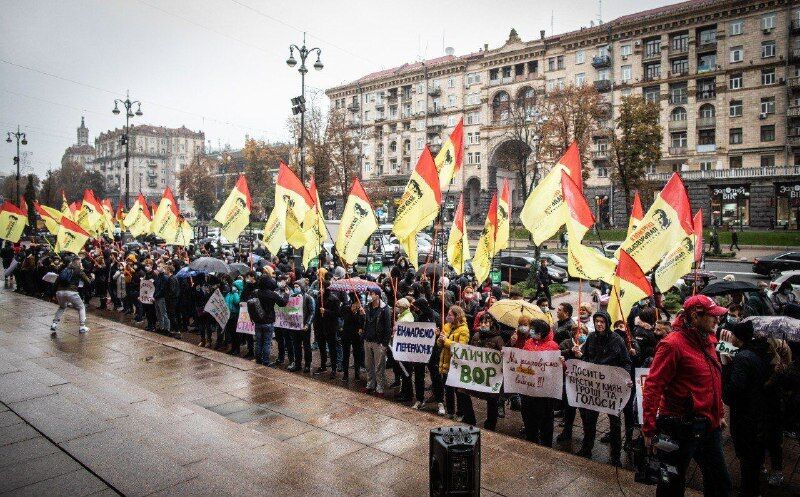 Прихильники Пальчевського прийшли до КМДА вимагати визнати вибори недійсними.