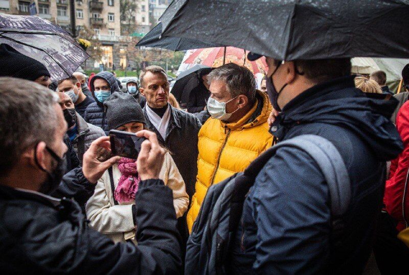 Пальчевский со сторонниками митингует под городской администрацией из-за нечестных выборов.
