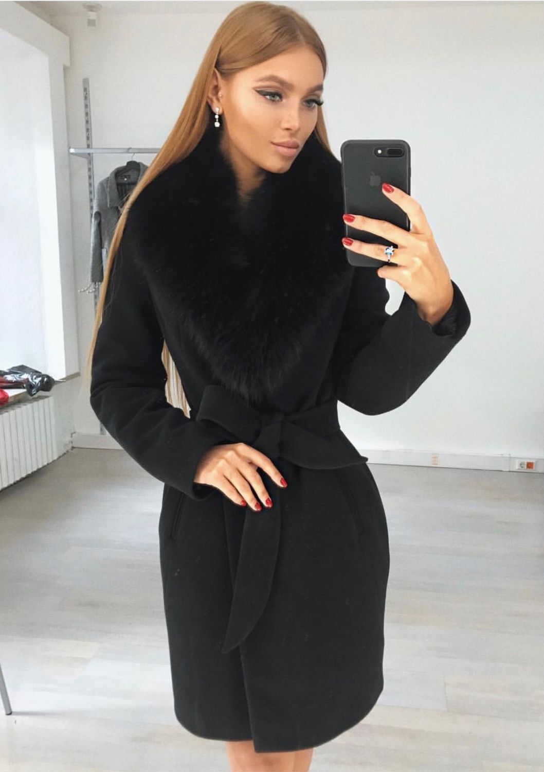 Коротке пальто з хутряним коміром додає зайвих років