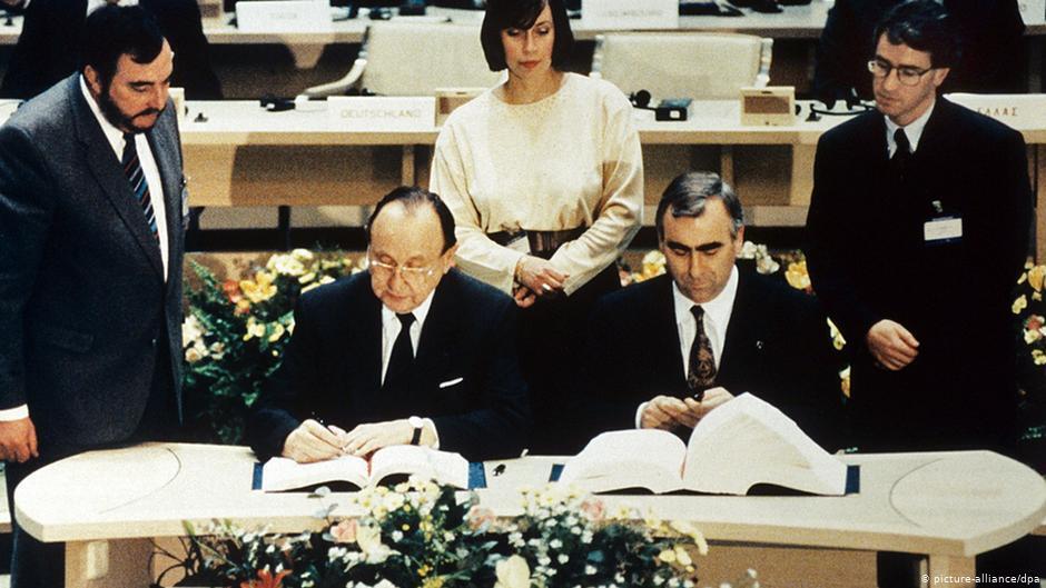 Маастрихтський договір було підписано 1992 року. Зліва – Ганс-Дітріх Геншер, міністр закордонних справ ФРН. Справа – Тео Вайгель, міністр фінансів ФРН