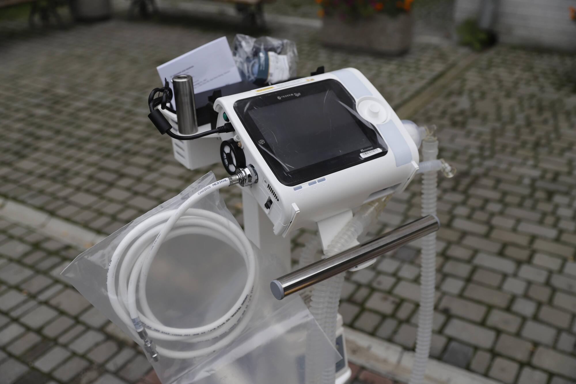 Аппараты ИВЛ передали в 16-ю и 9-ю больницы