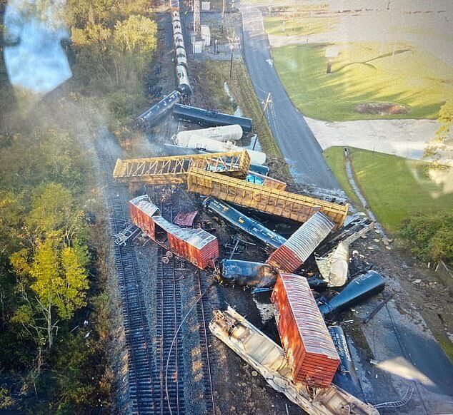 В Техасе сошел с рельсов поезд с нефтепродуктами. Фото и видео экокатастрофы