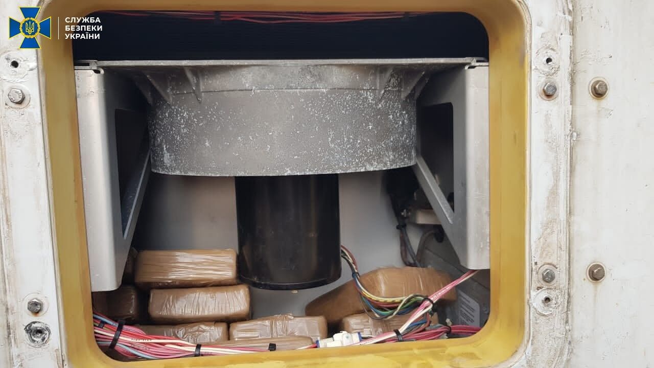 Брикеты с кокаином лежали в пустотах контейнера