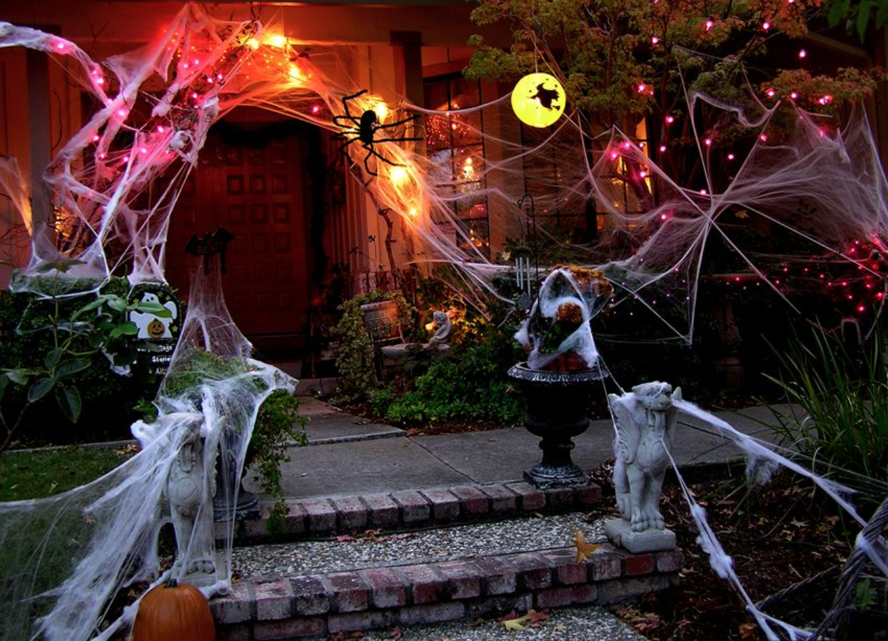 Как украсить двор на Хэллоуин