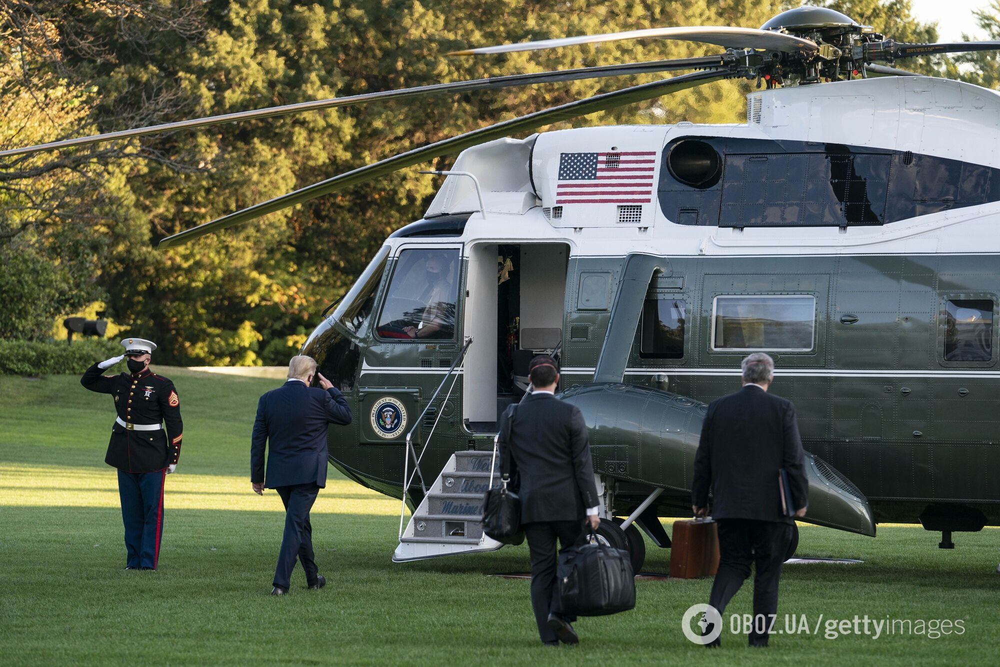 Трамп отправился в госпиталь на вертолете.