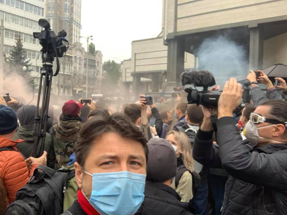 Сергей Притула на протесте под зданием КСУ