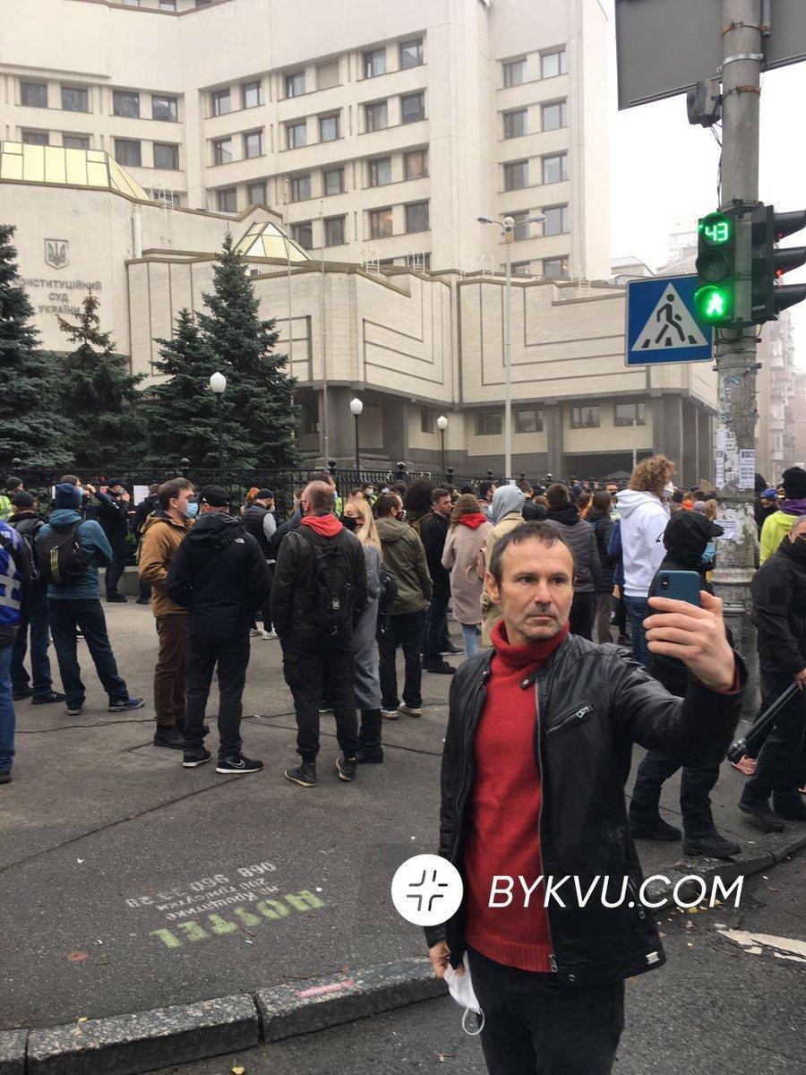 Українські зірки висловилися про скандальне рішення КСУ і вийшли на мітинг