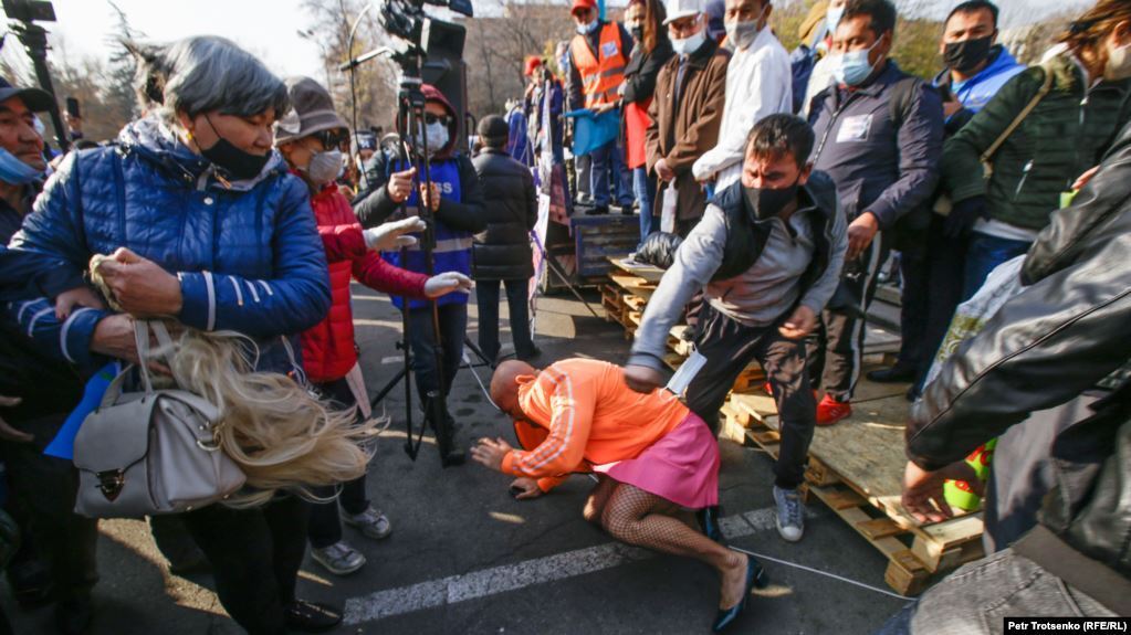 Бодібілдер-чемпіон з України в жіночій сукні був побитий на мітингу в Казахстані. Відео