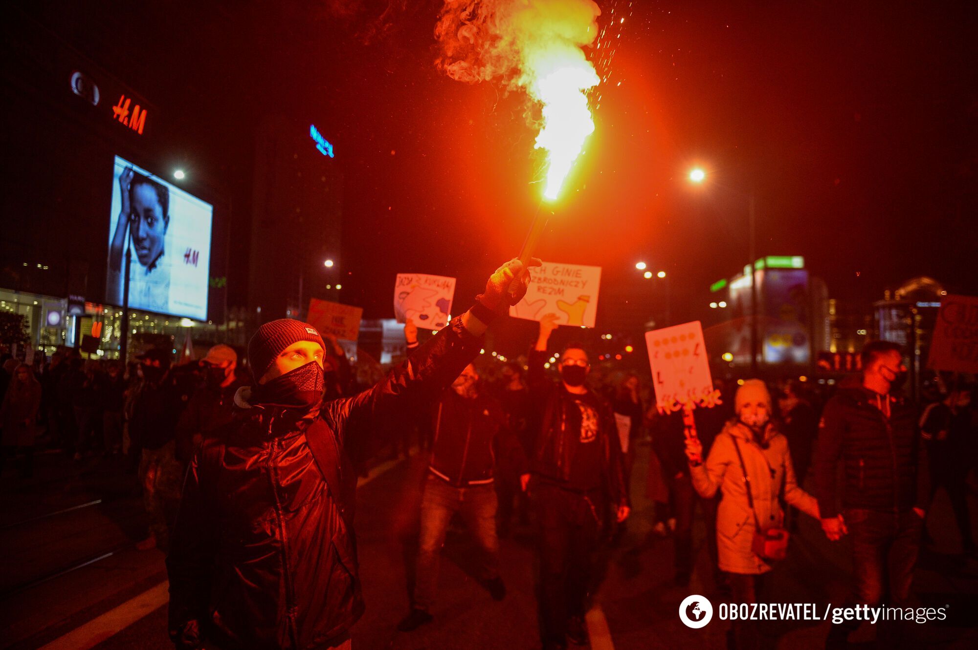 Протестувальники палили фаєри.