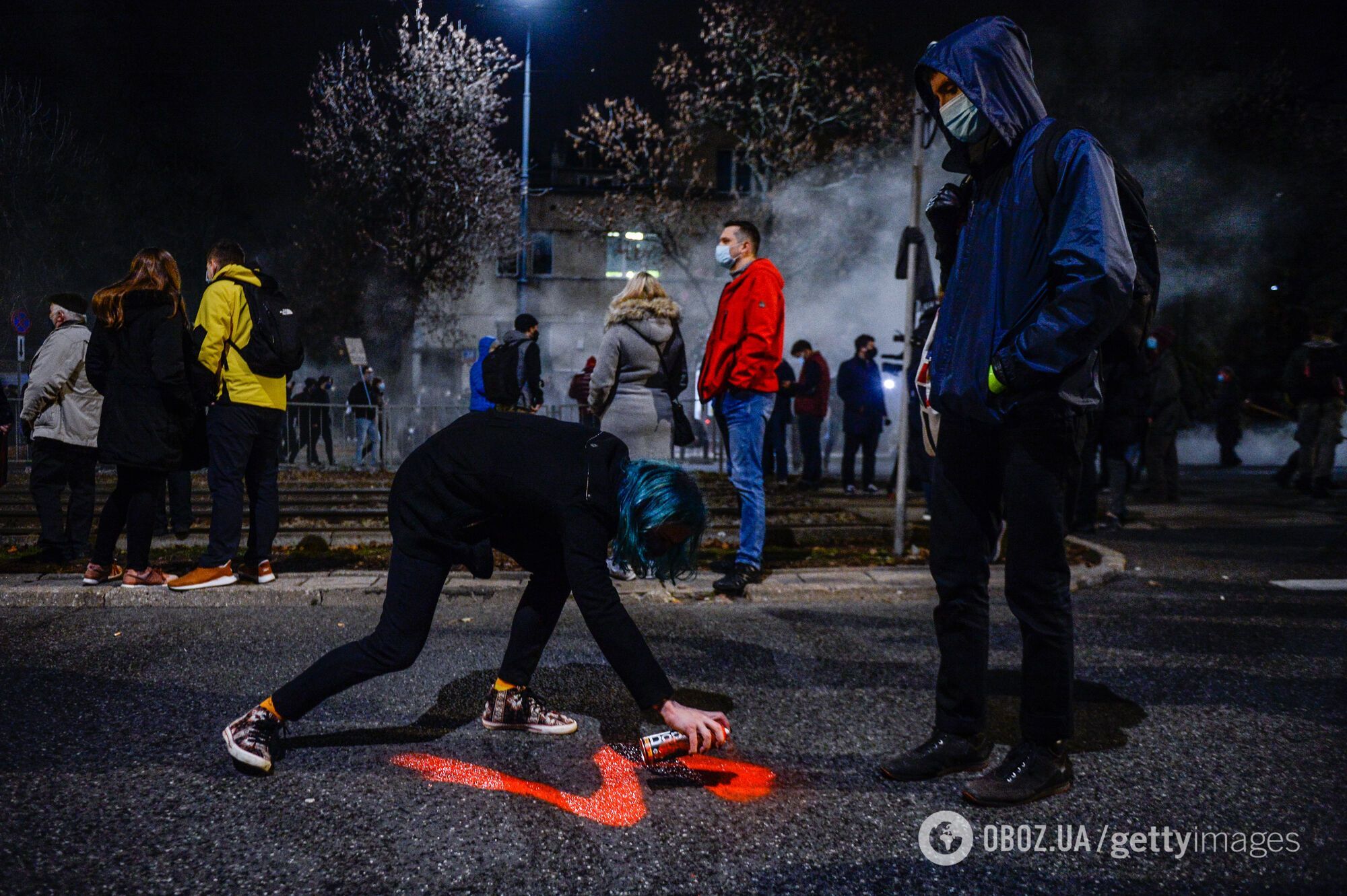 Символ протестов против абортов – красная молния.