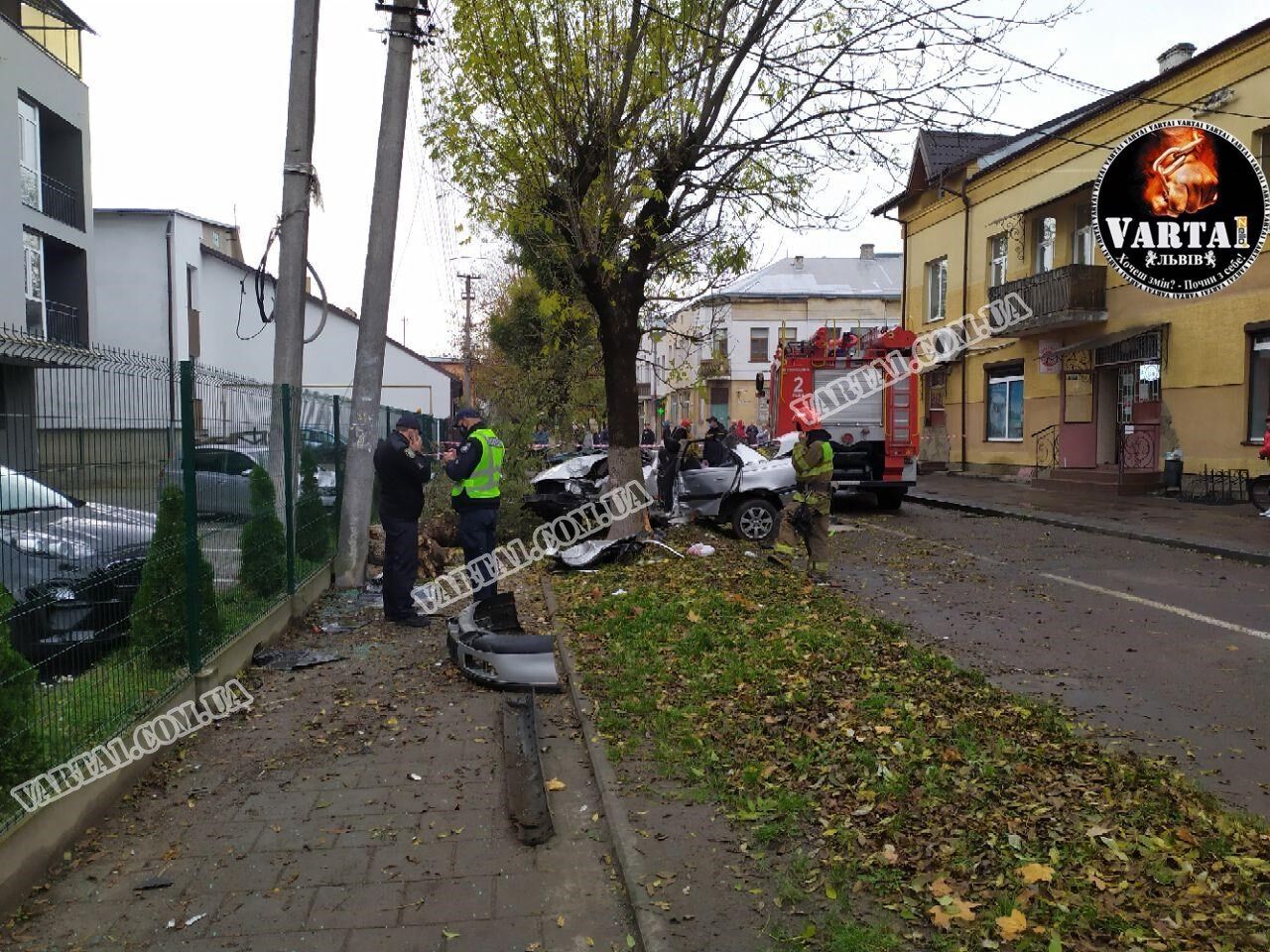 Співробітники поліції і ДСНС на місці ДТП