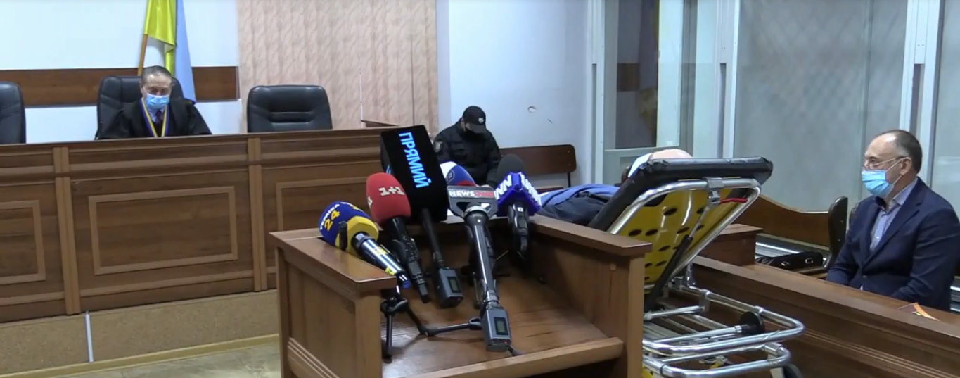 Назаренко на каталці в залі суду