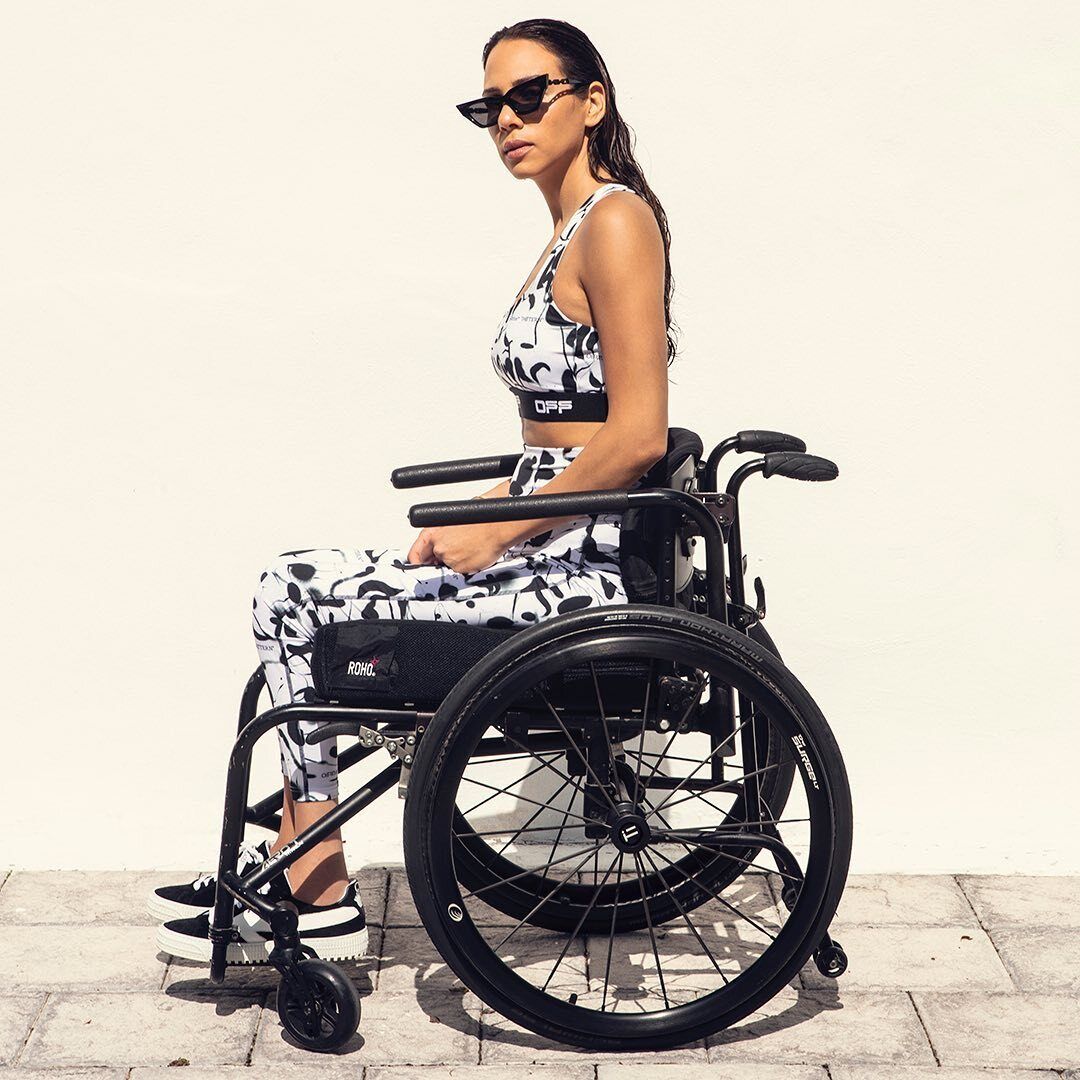 Хэйли Роза в инвалидной коляске