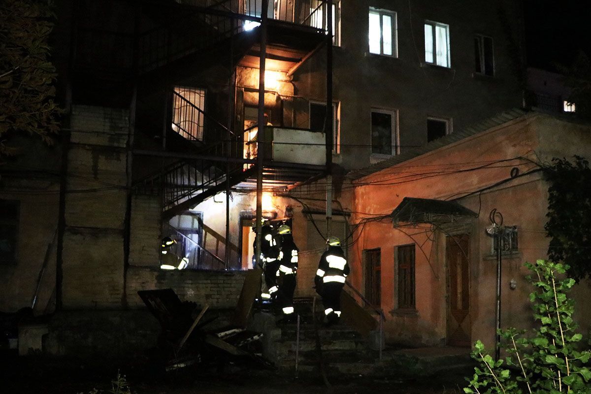 У Дніпрі рятувальники під час пожежі винесли на руках трьох дітей