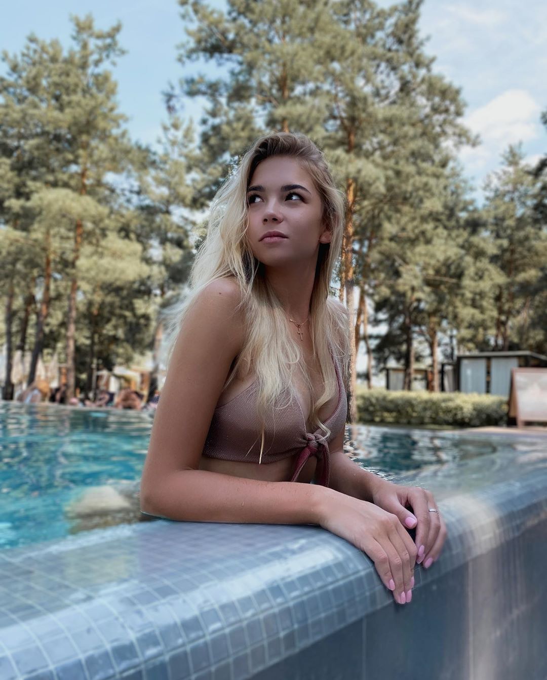 Карина Подолян в бассейне