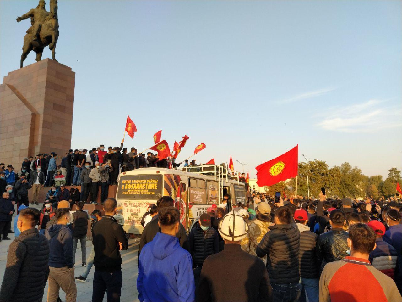 В Кыргызстане оппозиция вышла на "Майдан, как в Украине"