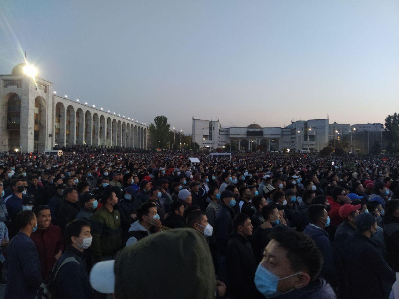 На площади собралось около 5 тысяч человек