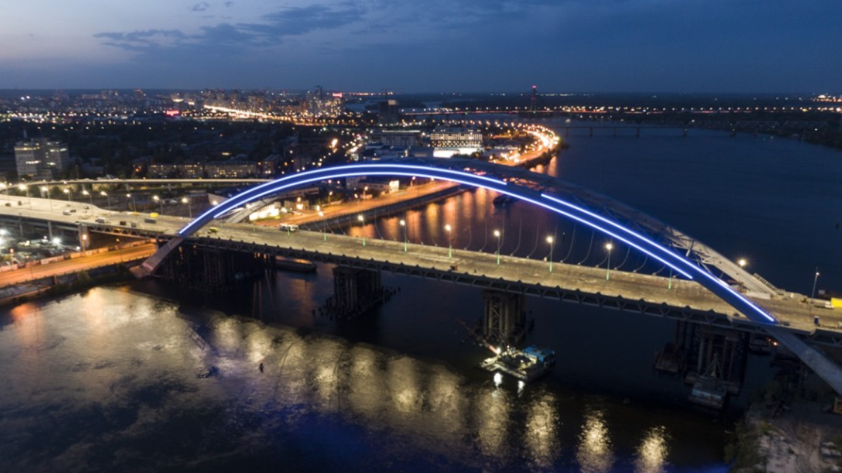 У Києві підсвітили Подільсько-Воскресенський мостовий перехід.