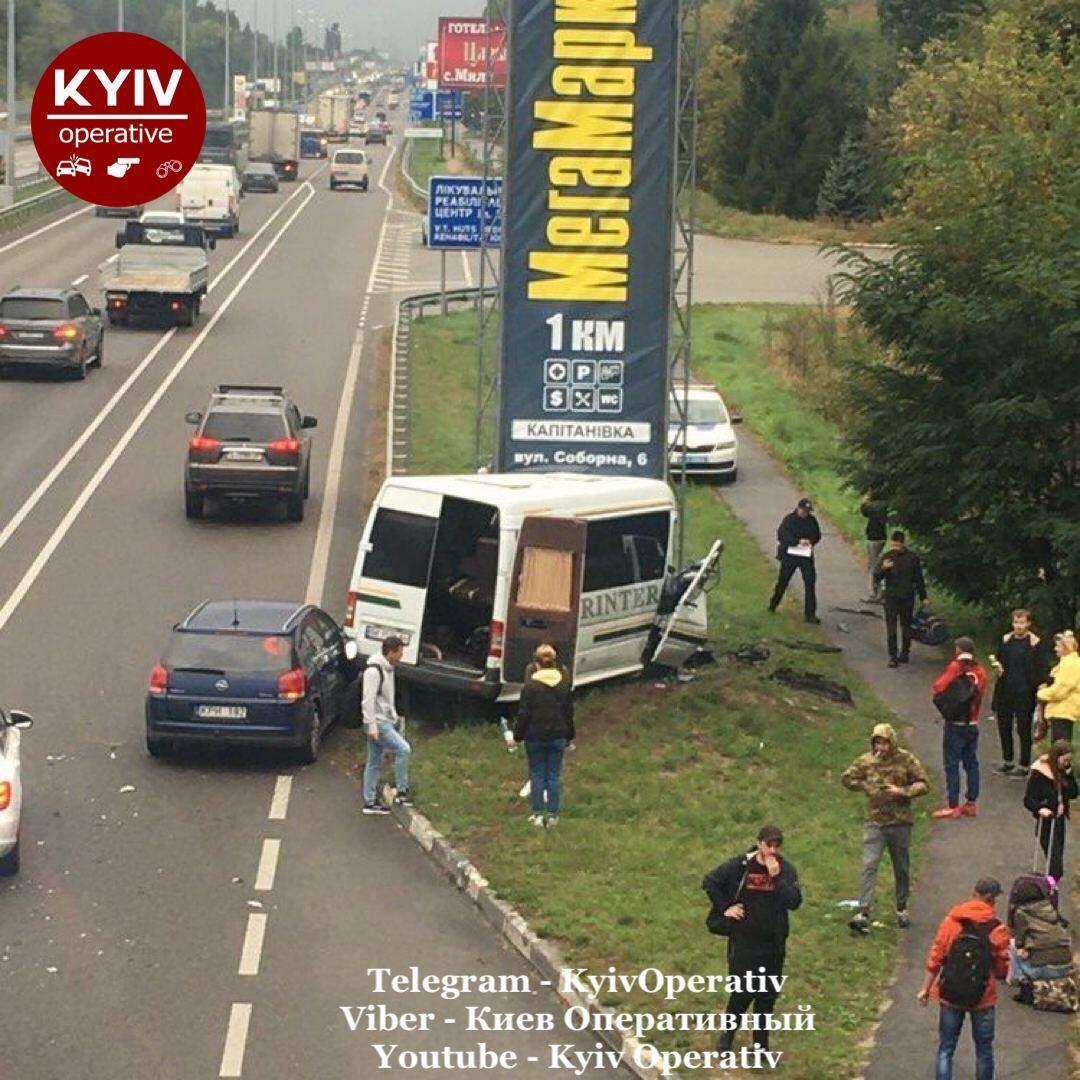 Під Києвом мікроавтобус врізався в рекламний щит: вісім осіб травмовано. Фото