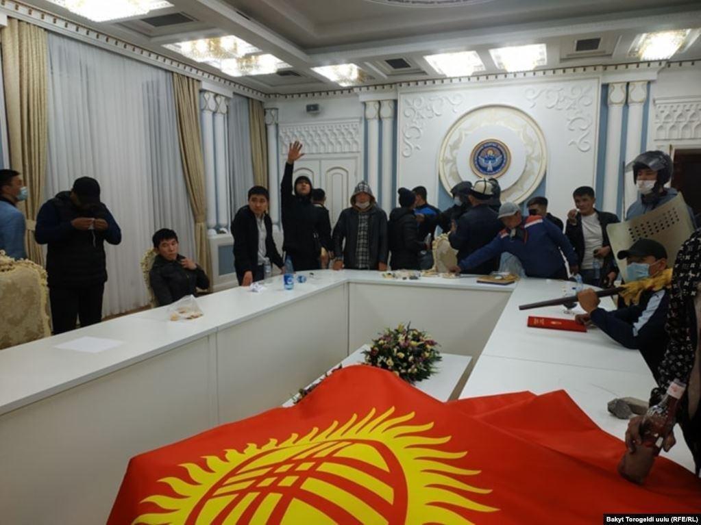 Протестующие захватили здание парламента в Бишкеке.
