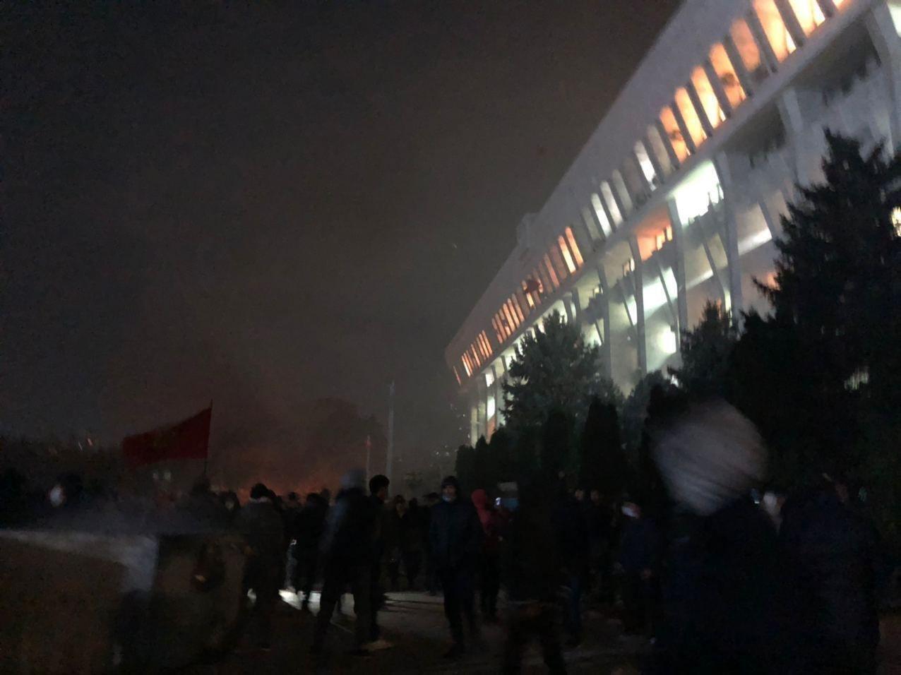 Протестующие возле здания парламента в Бишкеке.