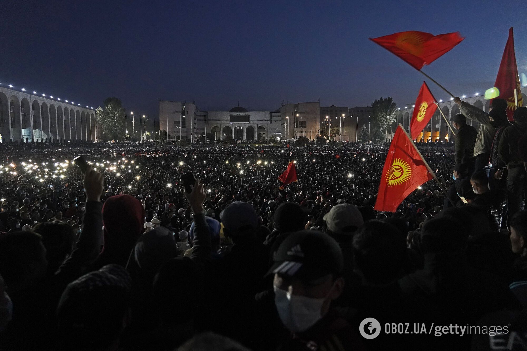 Учасники протеста на территории парламента в Бишкеке.