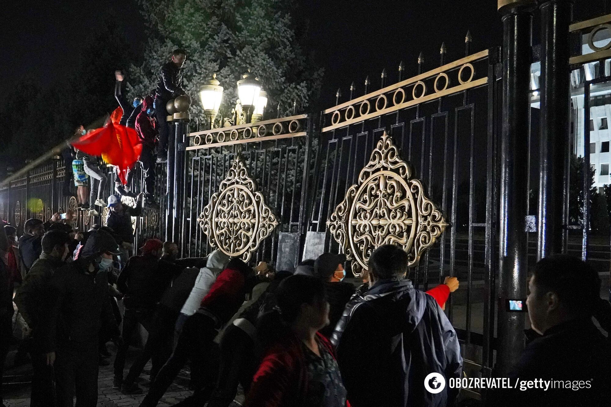 Прорыв митингующих к парламенту в Бишкеке.